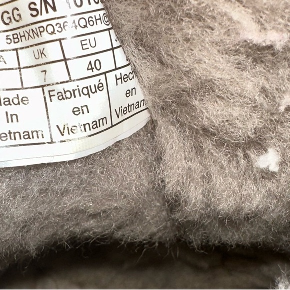 Light grey Ugg minis with bow on the back  US women’s 9 - Picture 4 of 4